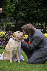 Il se marie avec son chien  !