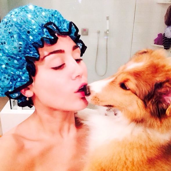 Miley Cyrus : sous la douche avec son chien !