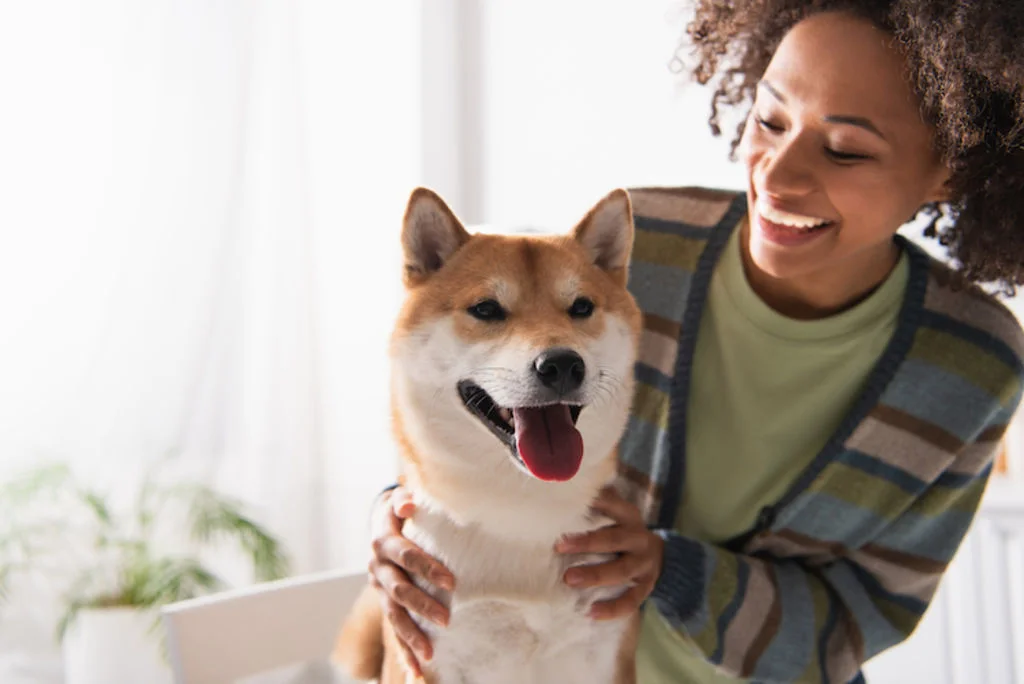 femme et chien heureux