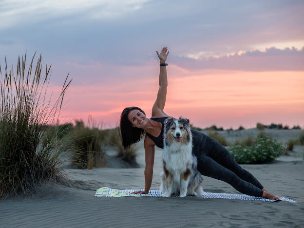 Andreea Sembely, coach certifiée en Doga :  « Cette pratique douce et bienveillante est bien plus qu’un simple yoga avec son chien. »